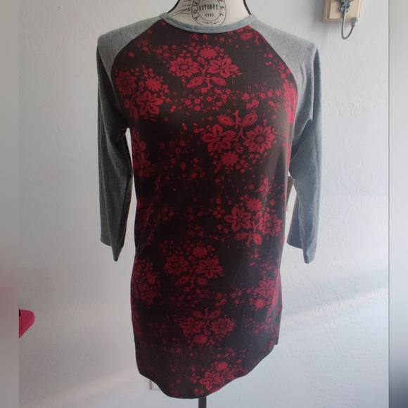 🆕 Red Black & Gray red floral pattern print LuLaRoe 3/4 Sleeve Randy t-shirt_XS - Picture 1 of 5